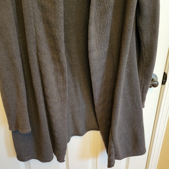 Leo & Nicole Thick Gray Sweater Cardi w/Flattering Knit & Crochet Detailing - Picture 5 of 13